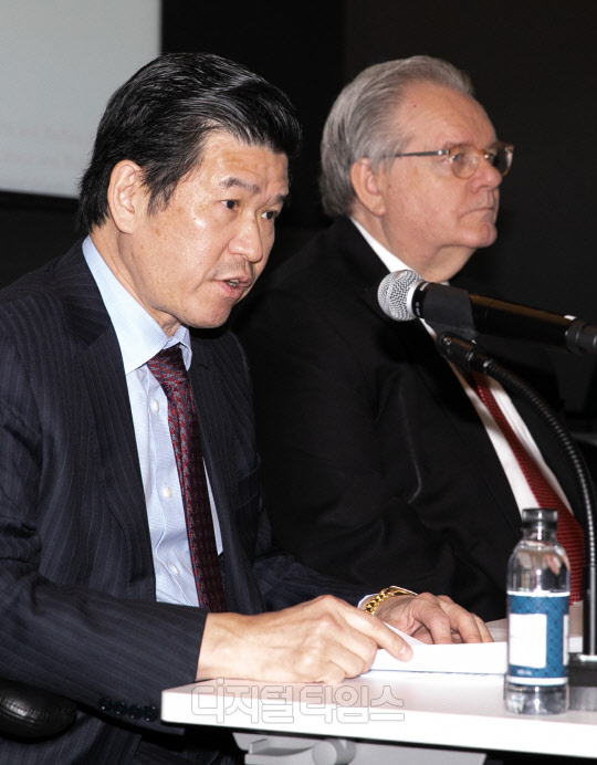 주한미국상공회의소(암참)의 제임스 김 회장(왼쪽)과 제프리 존스 이사회 의장이 작년 3월 5일 서울 여의도 IFC에서 기자회견을 하고 있다. 박동욱기자 fufus@